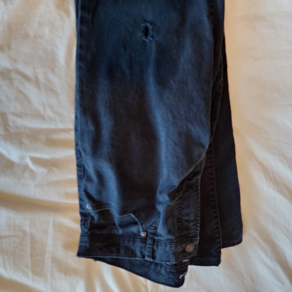 Black Aeropostale skinny jeans (34.34) (Used) Small Hole Above knee. - Picture 2 of 4